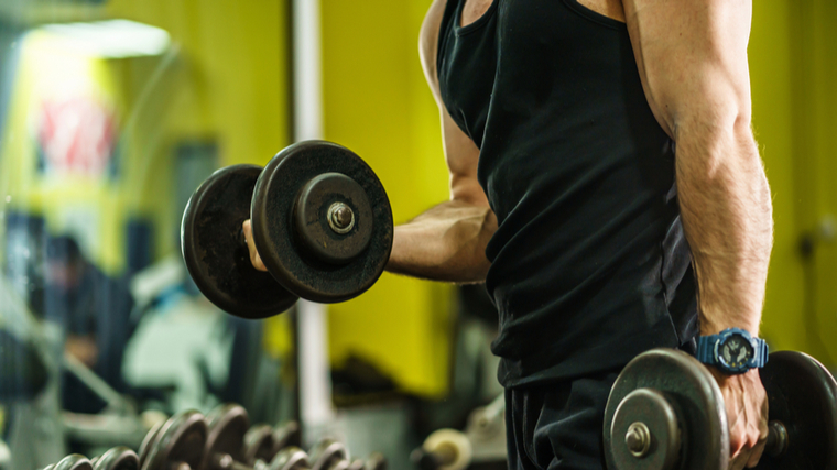 man doing partial rep curl