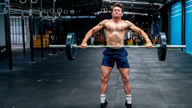 man doing snatch pull