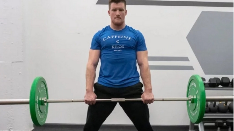 The Sumo Deadlift High Pull  The sumo deadlift high pull builds on the  deadlift but uses a wider stance and a narrower grip. The sumo deadlift  high pull also adds velocity