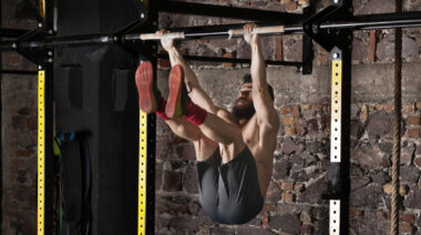 crossfitter doing toes to bar