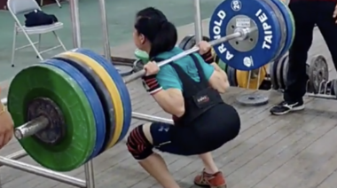 Powerlifter Chen Wei-Ling Squats 185kg