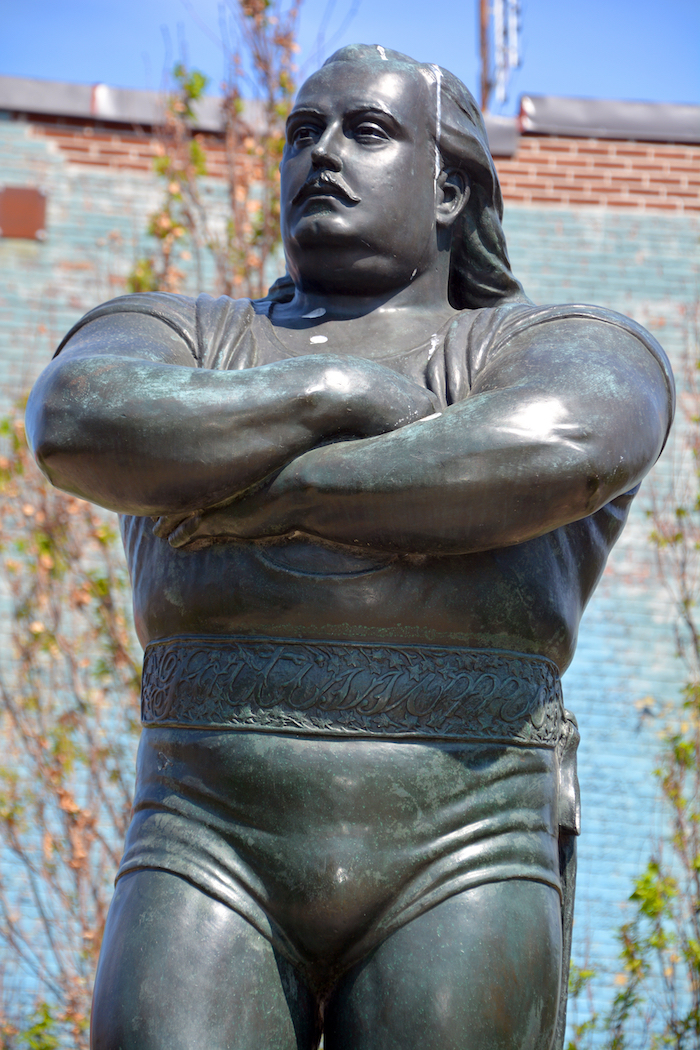 louis cyr statue