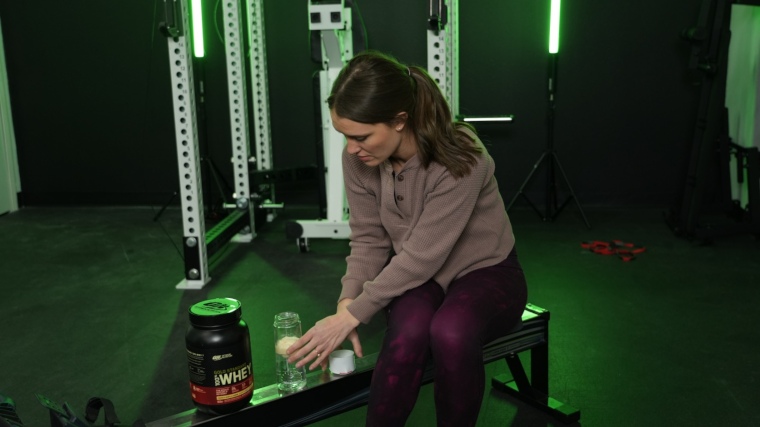 Our tester puts the lid on a container of Optimum Nutrition Whey Protein.