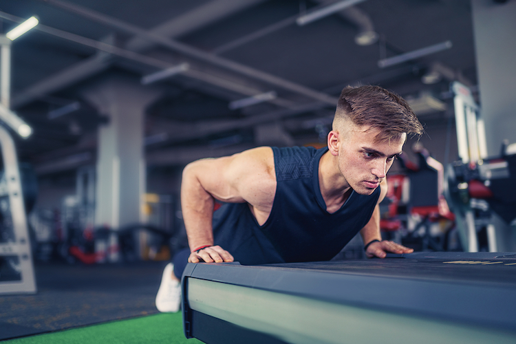 focused guy doing push-ups