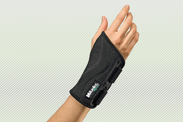 MUELLER Sports Medicine Reversible 3-in-1 Wrist Brace with Splint, For Men  and Women, Black/Blue, One Size