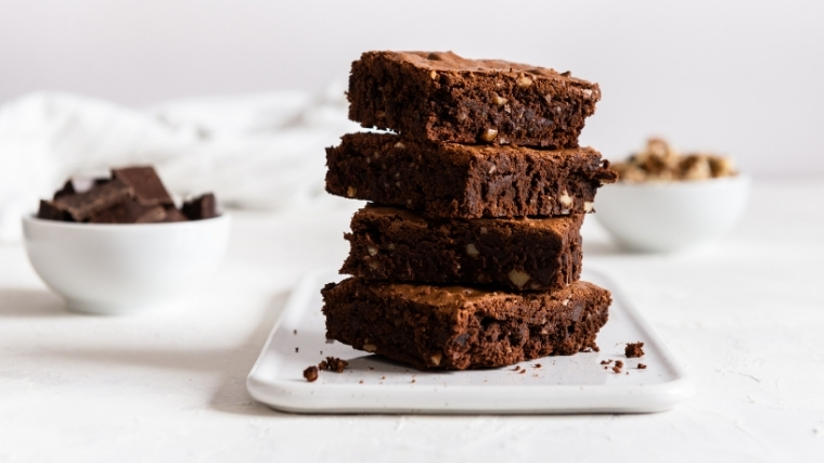 Des brownies sur une assiette