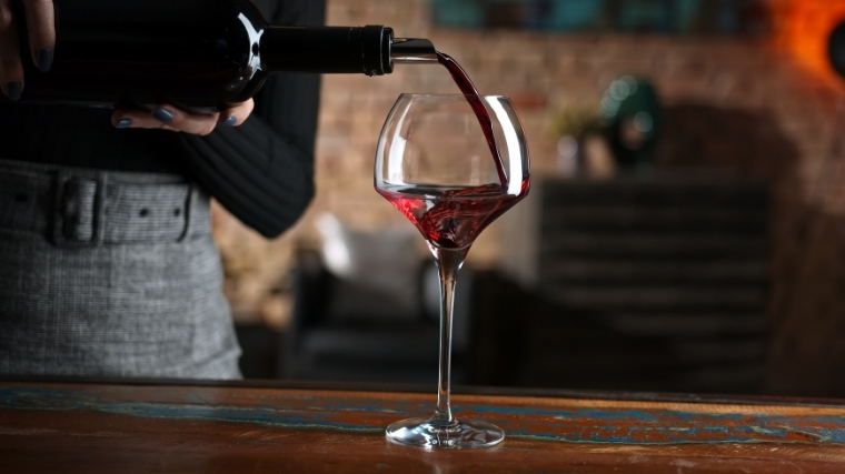 Mujer sirviendo vino