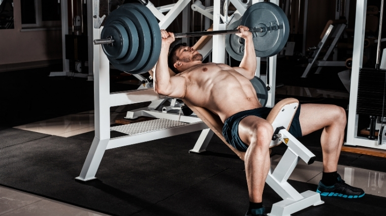 Man incline bench-pressing