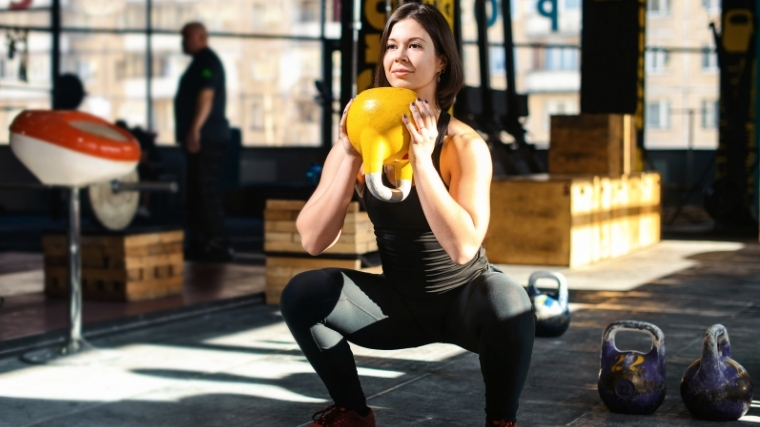 Woman doing goblet squat