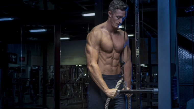 Man doing Triceps Pushdown