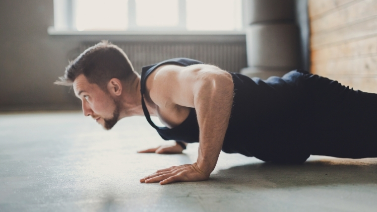 Mężczyzna robiący push-up