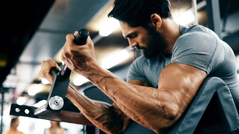 Man doing preacher curl