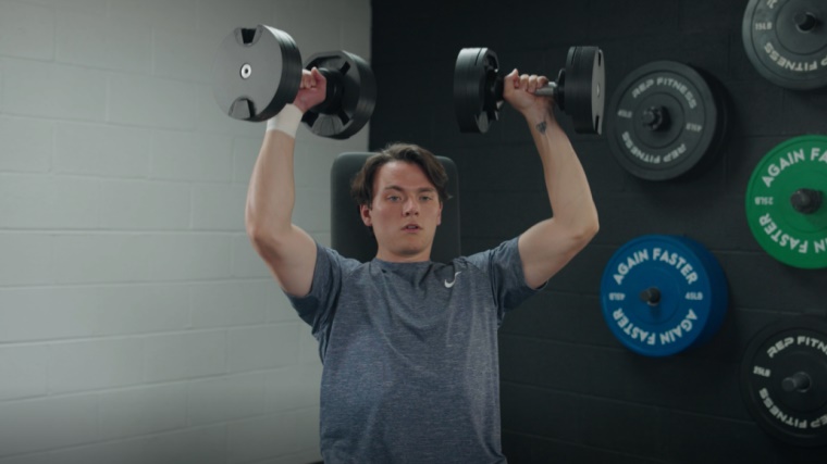 A BarBend tester tests the NÜOBELL Adjustable Dumbbells.