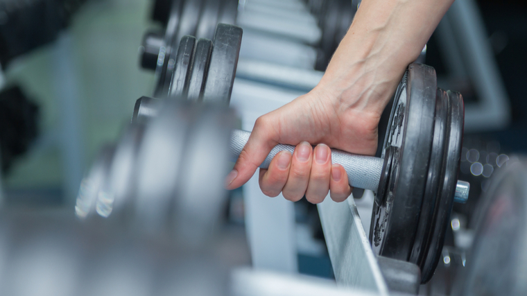 hand grabbing dumbbell 