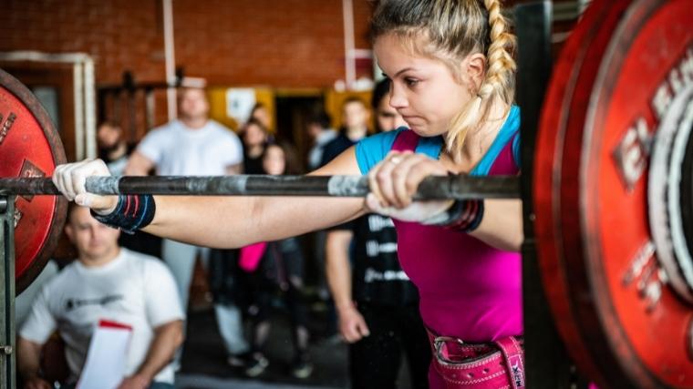 Woman powerlifter preparing to squat