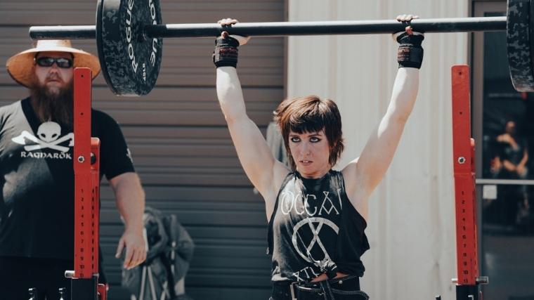 Strongwoman Cara Brennan pressing axle bar overhead