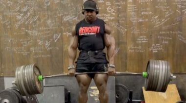 Bodybuilder Joe Mackey Deadlifts 800 pounds for three reps