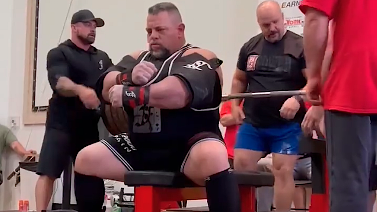 Metropolitan Schoolonderwijs Traditioneel A Look Back at Tiny Meeker's New All-Time World Record Bench Press of 1,125  Pounds | BarBend