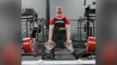 Powerlifter Danny Grigsby deadlifting 915 pounds for two reps using a barbell