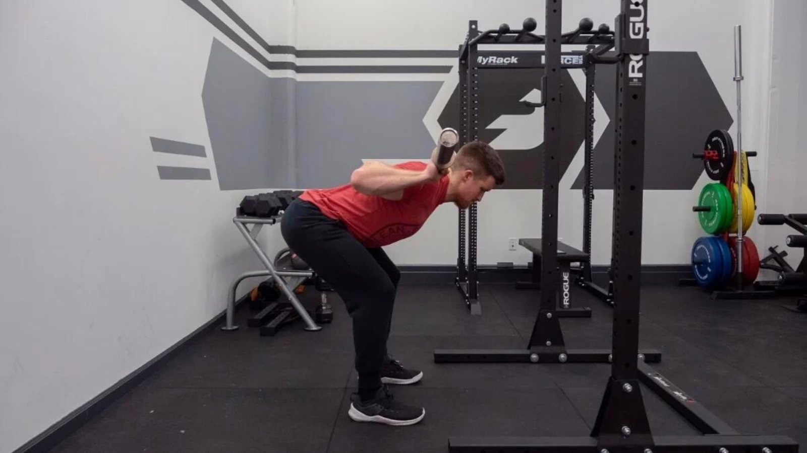 A rounded back is just as efficient and safe as a straight posture and bent  knees when heavy lifting