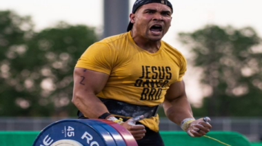 Anthony Davis wears a yellow shirt that reads, "Jesus Saves, Bro" after completing a winning lift.