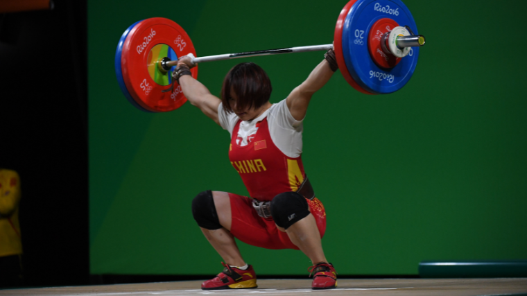 Chinese weightlifter receives snatch in competition