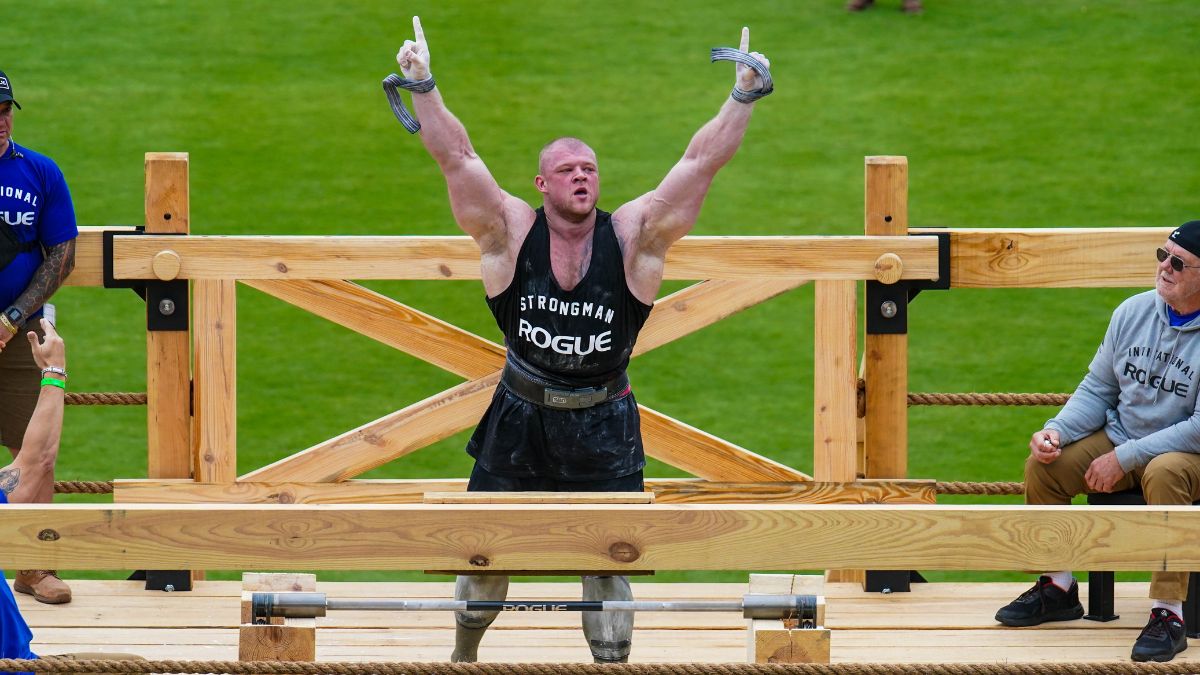 Rogue Fitness - Strongman's Fear. Teams tackle the Rogue