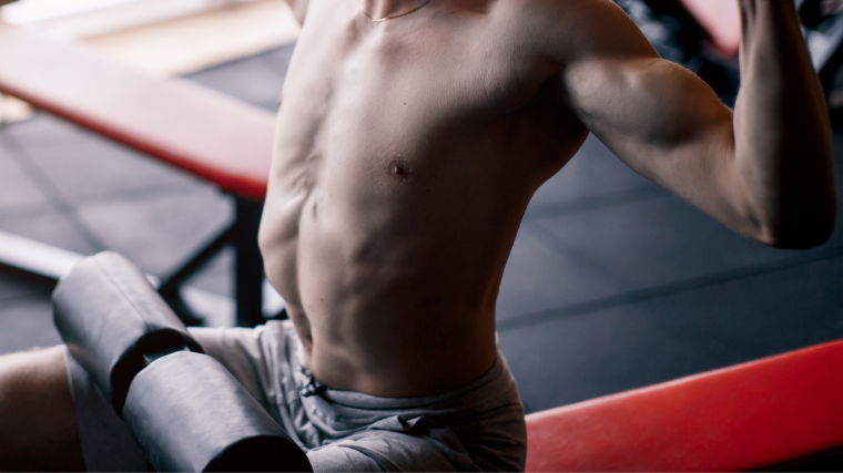 athlete bracing trunk and abdomen getting ready for a pulldown execise