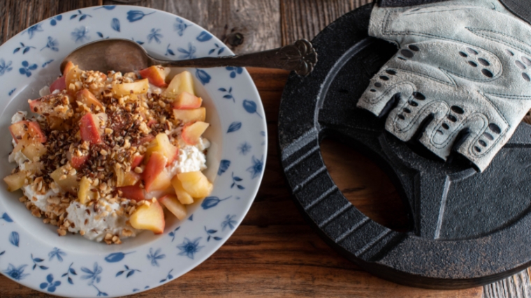 A plate of fiber-rich breakfast beside a weight plate.