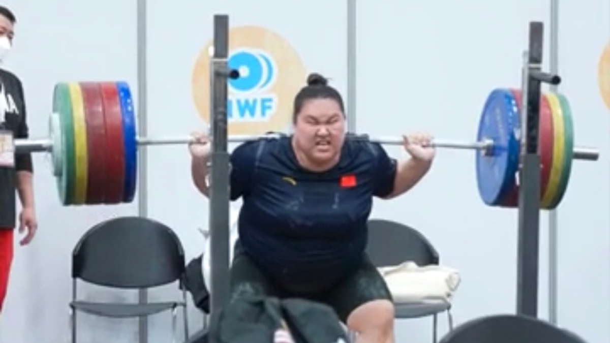 Watch Women's Weightlifter Li Wenwen (+87KG) Crush a 220Kilogram Back