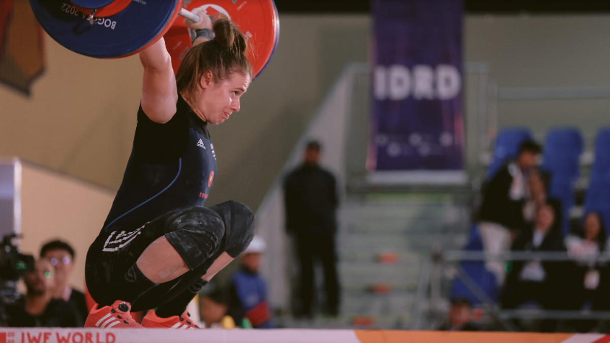 Loredana Toma stabilizes underneath a 119-kilogram world record snatch