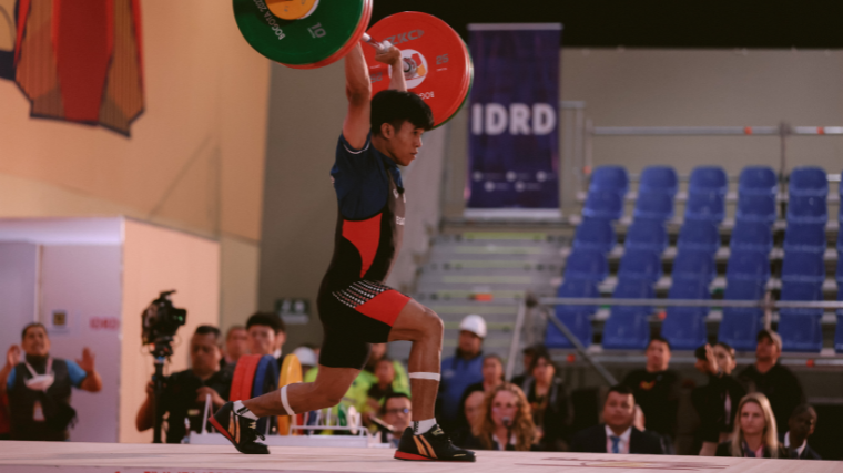 Weightlifter performs split jerk at world championships 2022