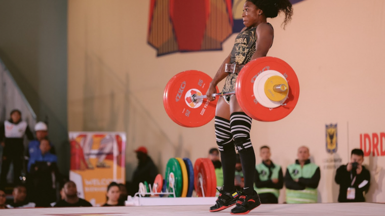 Weightlifter Yenny Alvarez pulls on her barbell at 2022 World Weightlifting Championships
