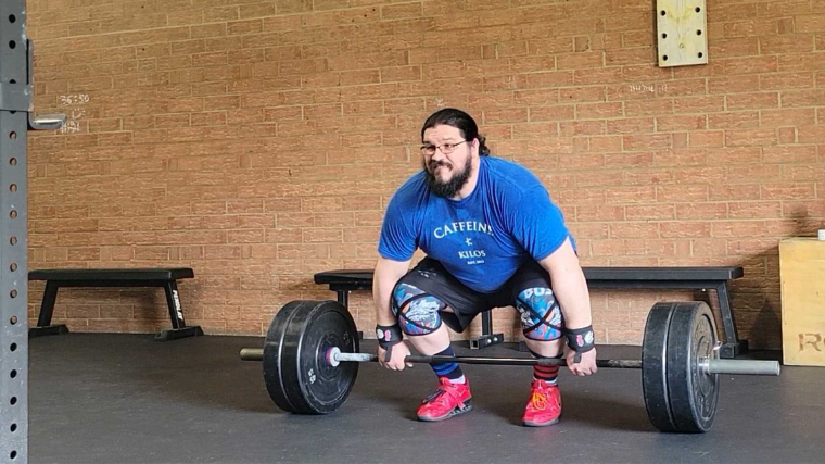 The Bells of Steel Knee Sleeves worn by our tester before completing a clean pull.