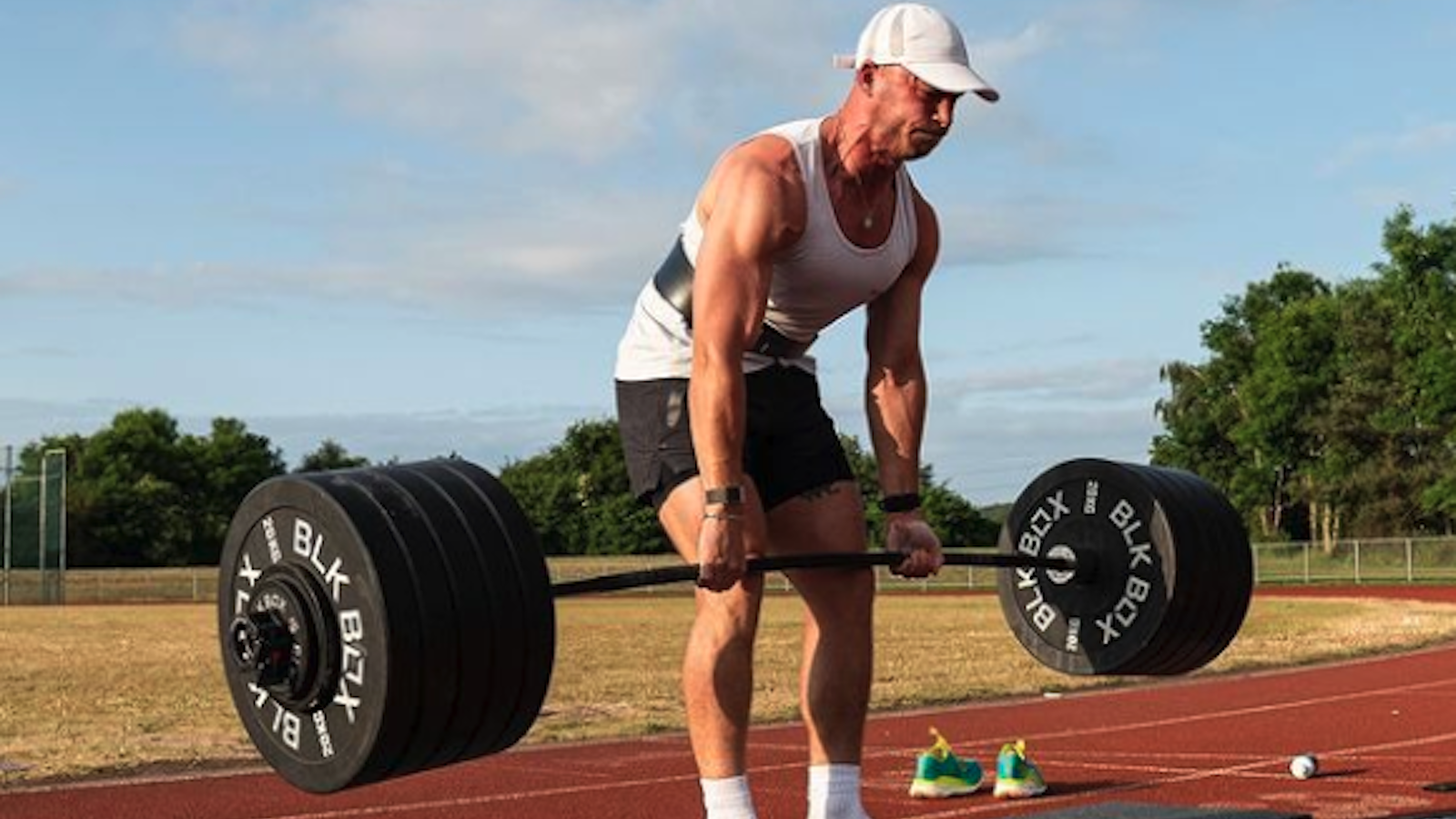 Hybrid Athlete Fergus Crawley Establishes a 500-Pound Raw Deadlift and Runs  5K in Under 20 Minutes | BarBend