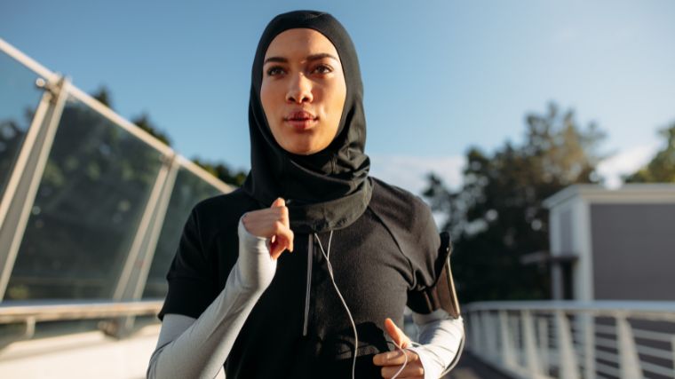 An athlete performs a fartlek workout outside.