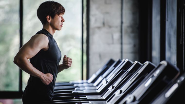 An athlete runs a tempo run on a treadmill.