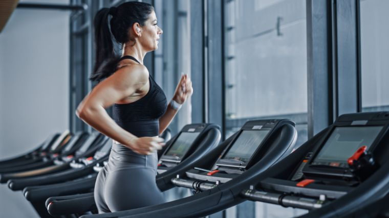 An athlete does a tempo run on a treadmill.