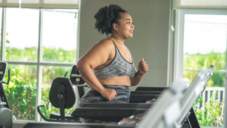 An athlete performs a tempo run on the treadmill.