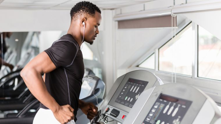 An athlete does LISS cardio on a treadmill.