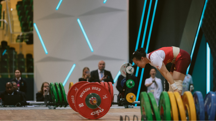 Jiang Huihua celebrates after setting a new world record in the clean & jerk.