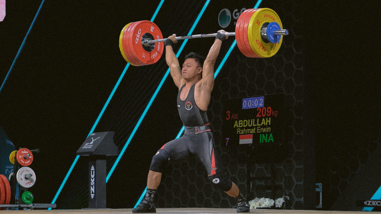 Abdullah controls his barbell at the 2023 World Weightlifting Championships.