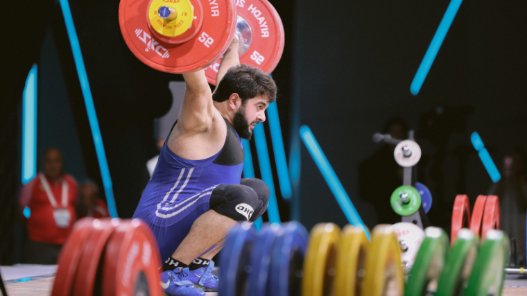 Weightlifter Garik Karapetyan holds 183-kilogram snatch junior record overhead