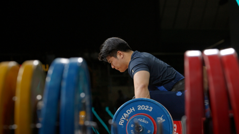 Liu Huanhua prepares to clean & jerk 224 kilograms