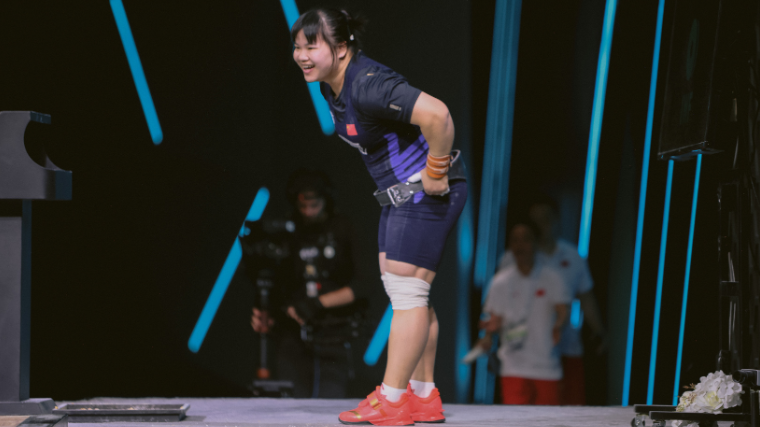 Liang Xiaomei celebrates after her clean & jerk world record.