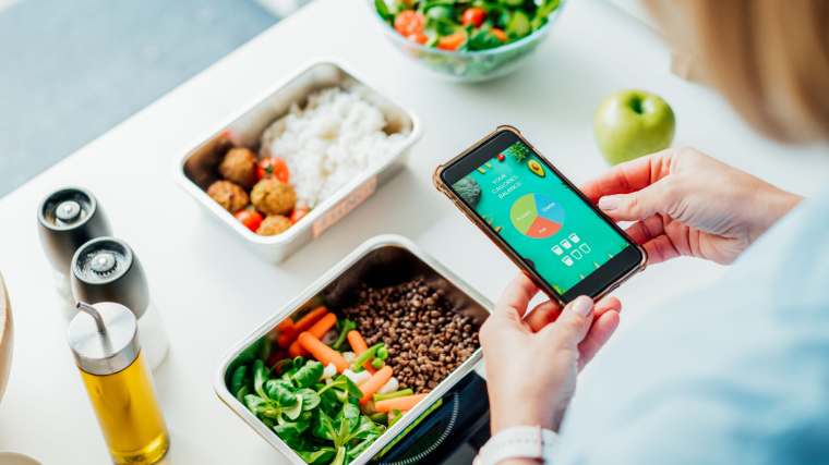 Counting calories of a meal with an app.