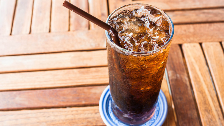 Fresh,Black,Soda,With,Ice,On,Wood,Table