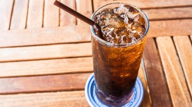 Fresh,Black,Soda,With,Ice,On,Wood,Table