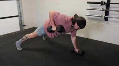 A person doing the renegade row for their HIIT workout.