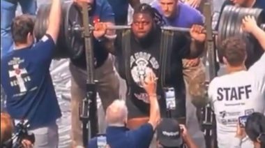 Louisiana High School Student Dwayne Coleman Squats 408 Kilograms (900 Pounds) Equipped in Powerlifting Meet